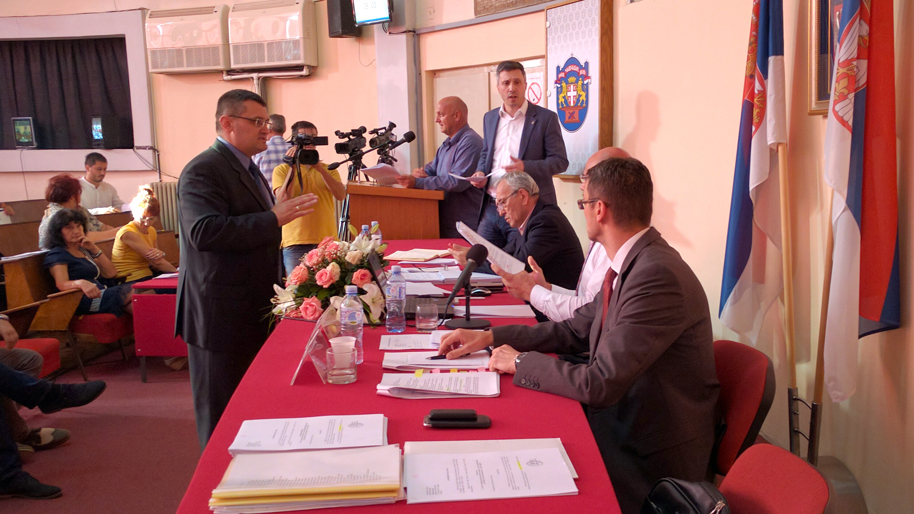 Ћендић отео микрофон, седница скупштине прекинута па настављена